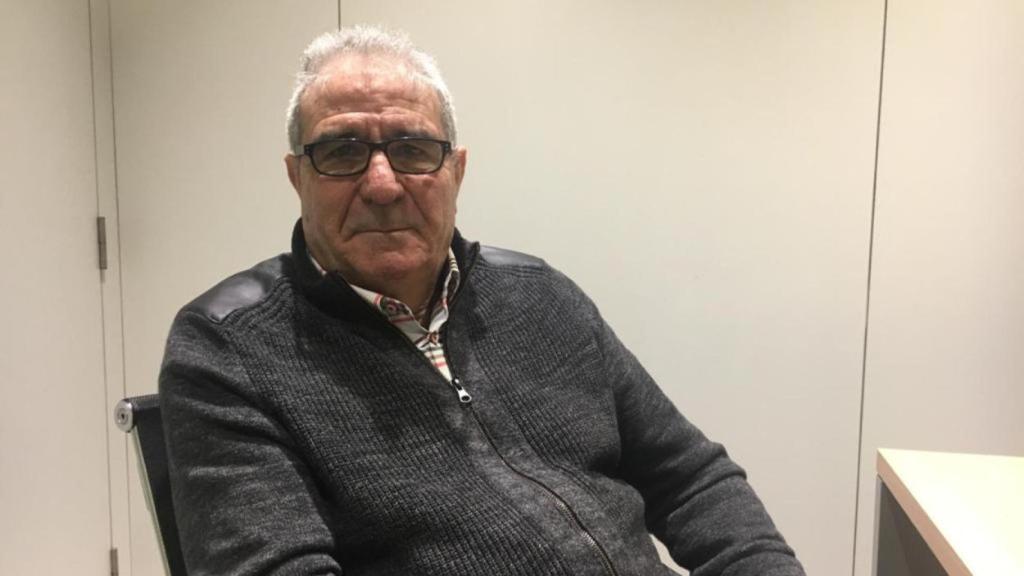 Antonio César en la sede del Col·lectiu Ronda tras una rueda de prensa sobre los peligros del amianto/ ALBA LOSADA