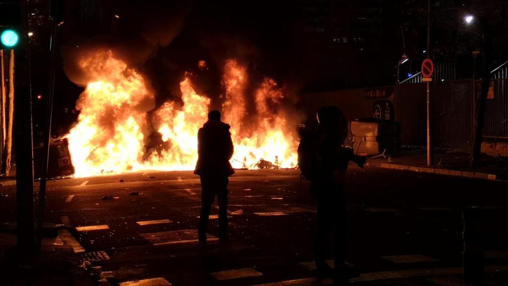 Manifestante en los disturbios provocados por Tsunami Democràtic en las inmediaciones del Camp Nou el día del Clásico / G.A