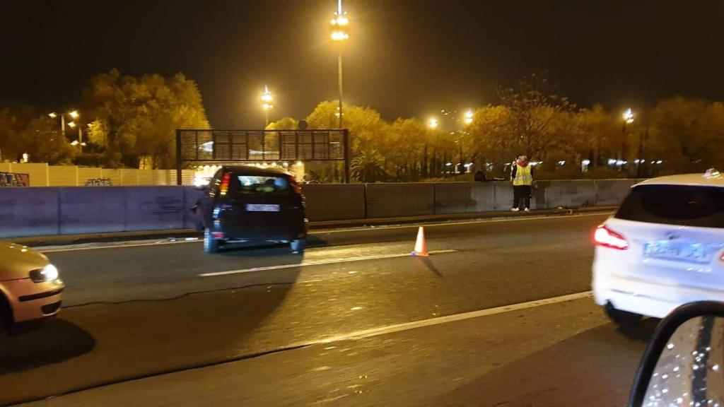 Un coche empotrado en la mediana de la Ronda de Dalt