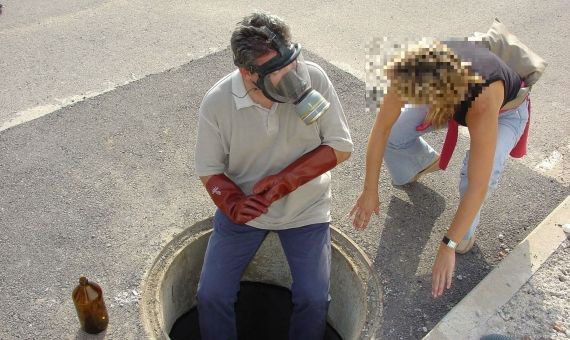 Óscar Benítez, con una compañera, durante una investigación / O B