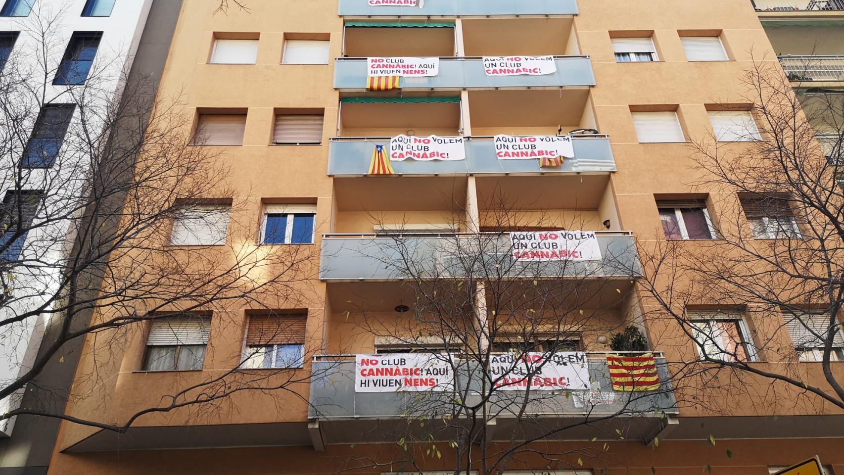 Pancartas en contra del club cannabico de la calle Còrsega