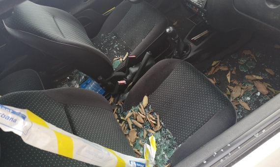 Cinta policial en un coche en la calle Salvador Espriu de Barcelona