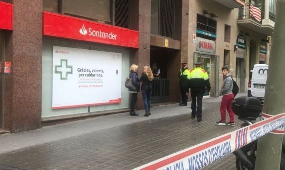 Zona acordonada por los Mossos tras el tiroteo de la calle Comte d'Urgell / A E