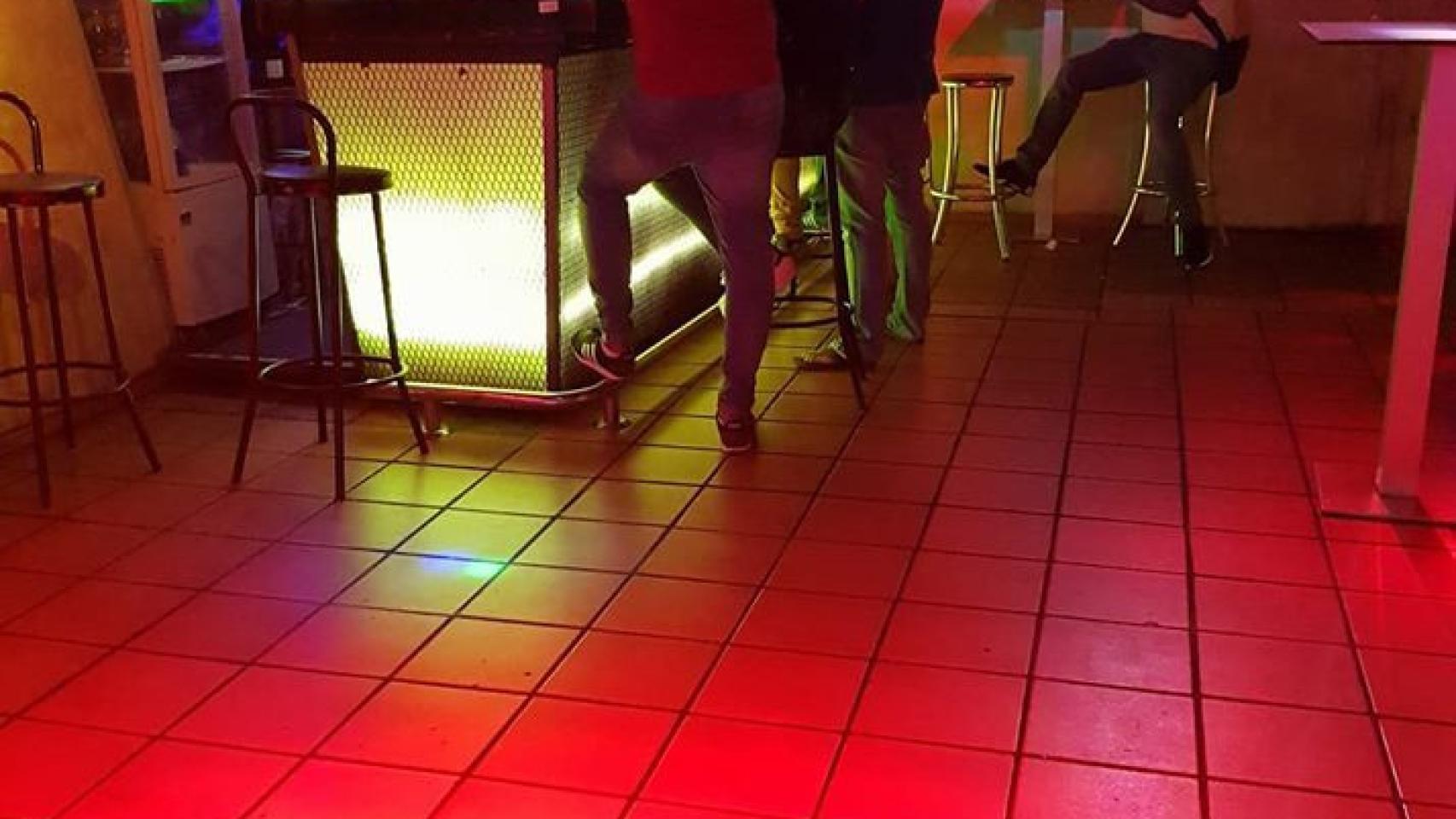 Interior del bar musical La República, en l'Hospitalet de Llobregat, donde se ha producido una pelea entre bandas rivales.