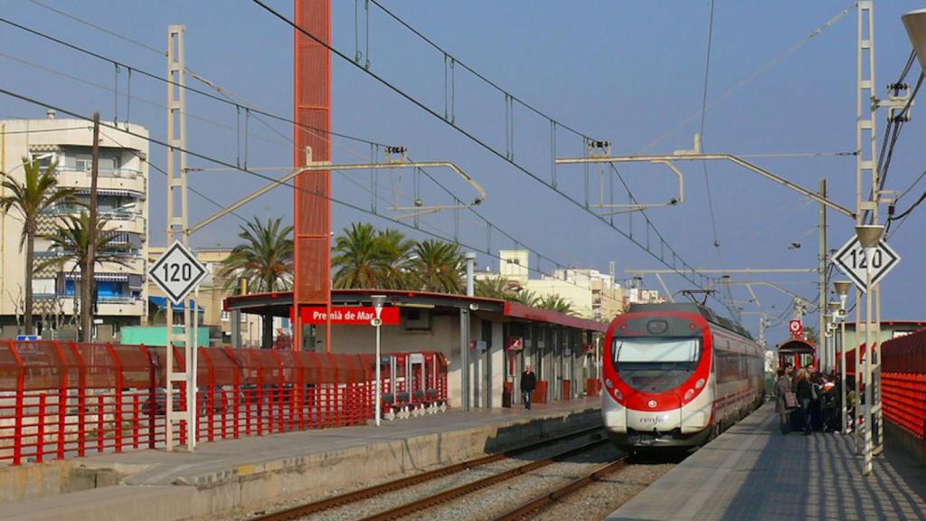 Un tren pasa por la estación de Premià de Mar, lugar donde ha ocurrido este suceso / TRENSCAT