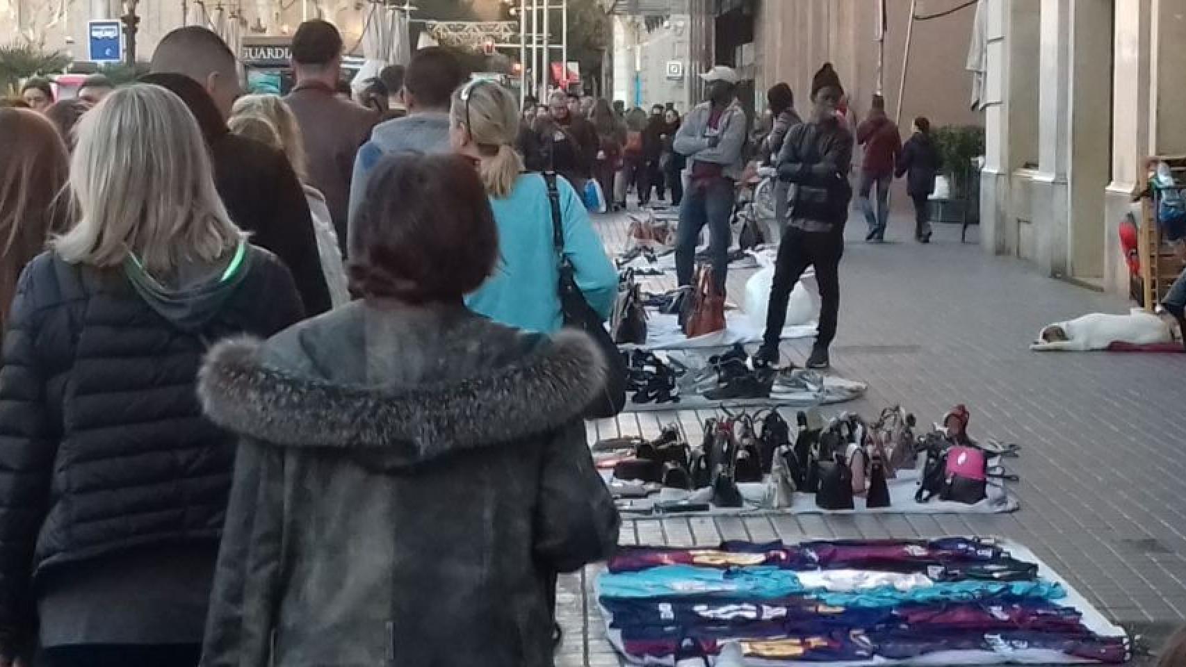 Manteros junto a plaza Catalunya / JS