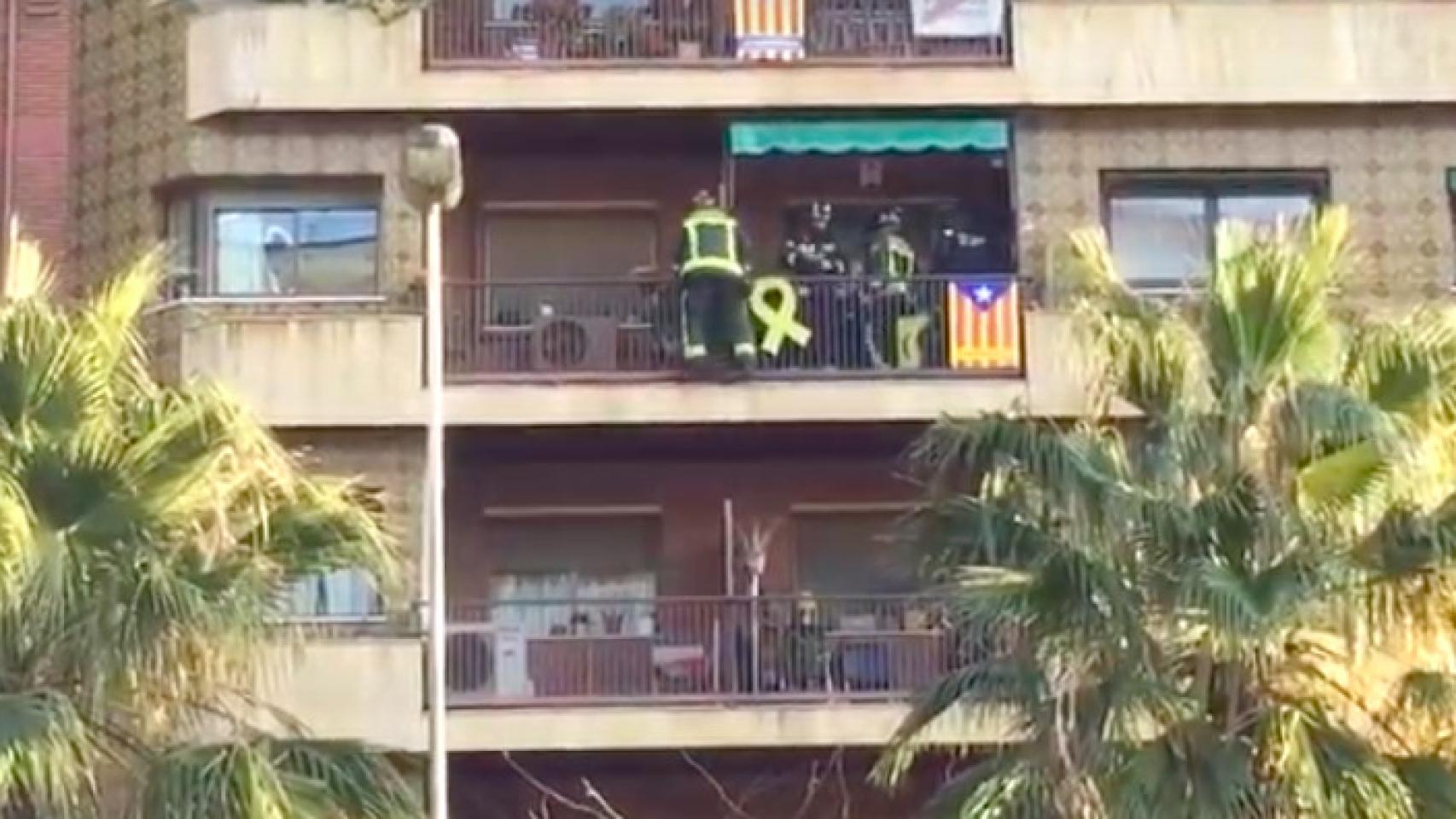 Varias dotaciones de los Bomberos de Barcelona en un cuarto piso de Marina / CG