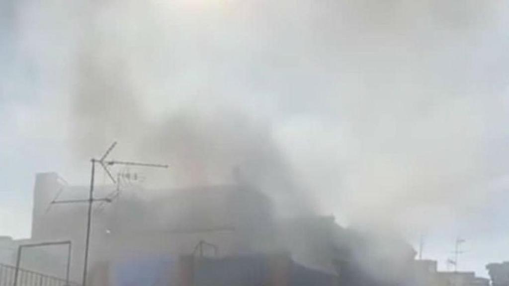 La columna de humo del incendio del Carmel / TWITTER ANTIRADARCATALA