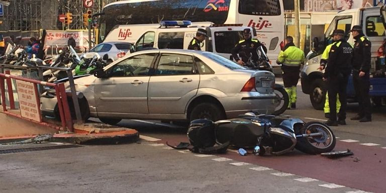 Aspecto del coche y la moto afectadas después del accidente.