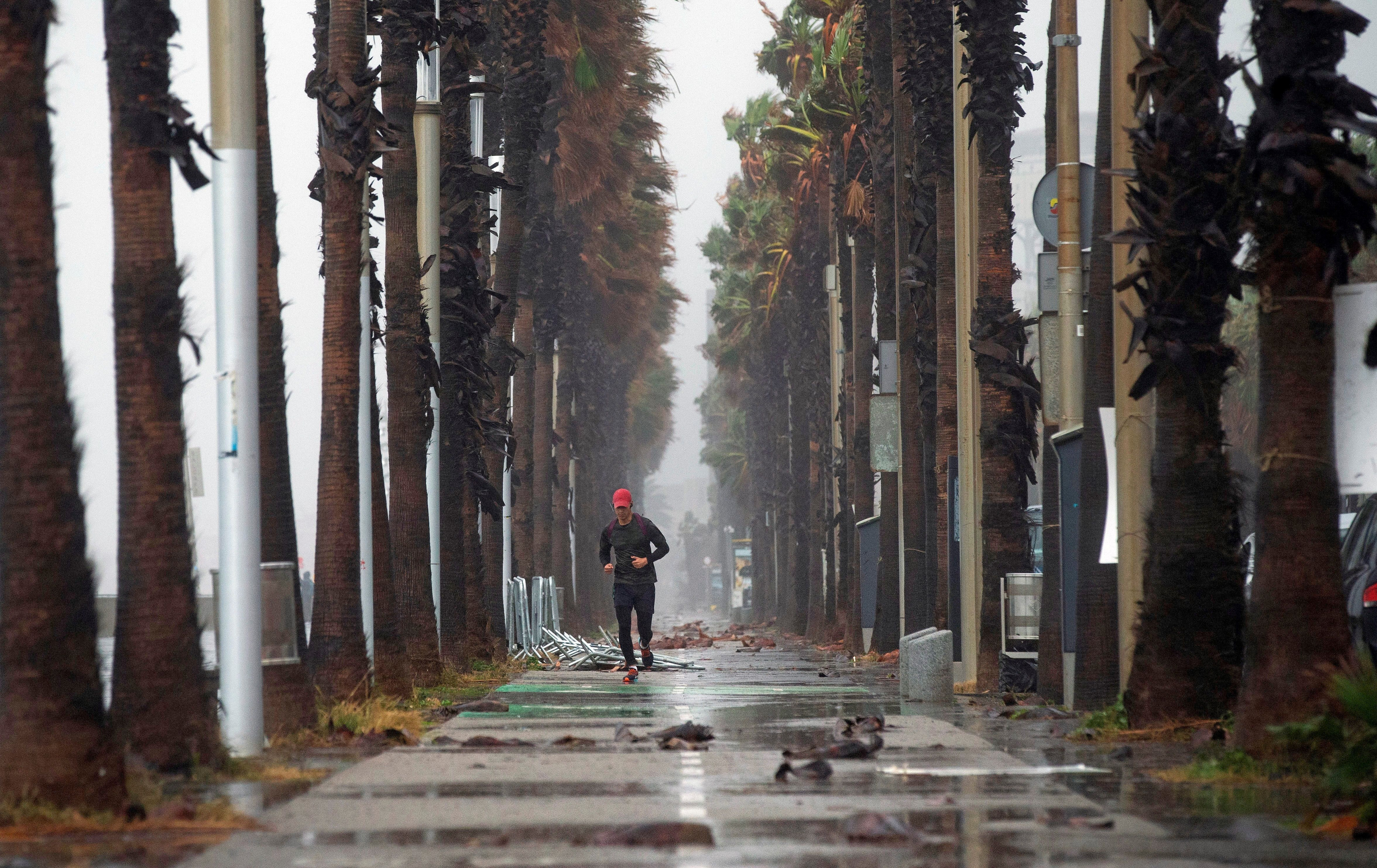 Un deportista corre por el paseo marítimo de la ciudad