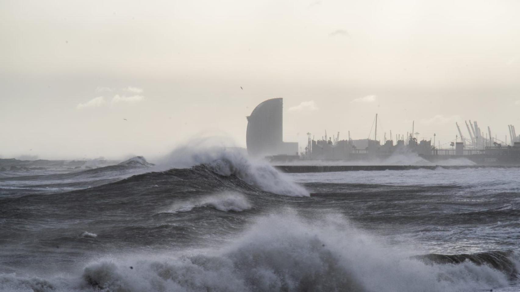 Olas de más de ocho metros al lado del Hotel W