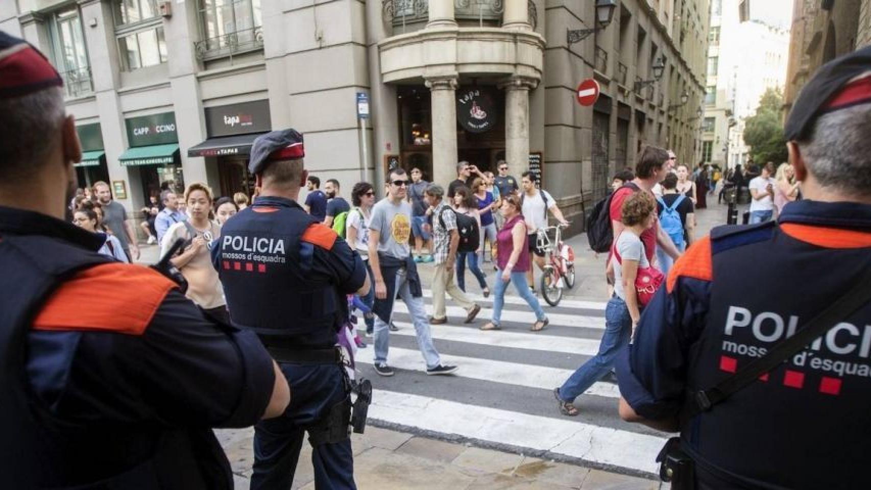 Agentes de los Mossos d'Esquadra en Ciutat Vella / EFE
