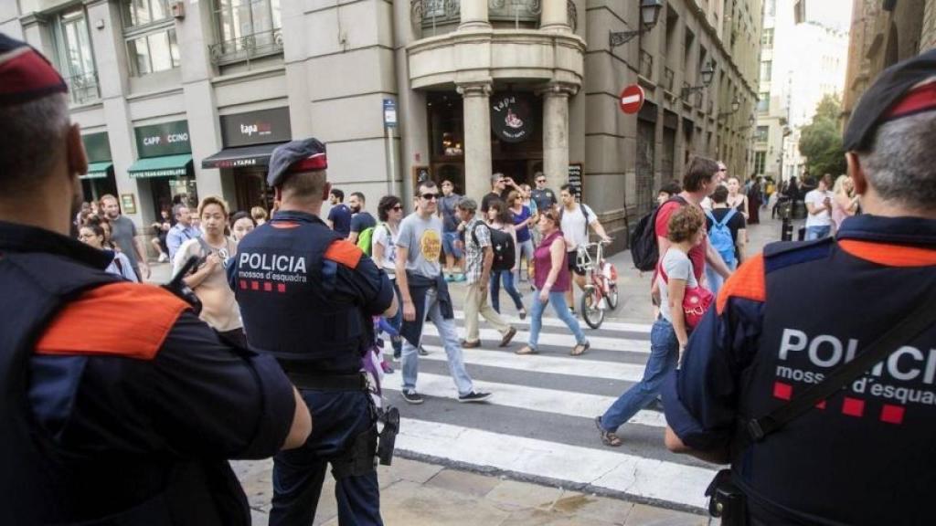 Agentes de los Mossos d'Esquadra en Ciutat Vella / EFE