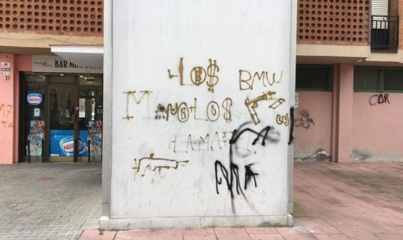 Una pintada hace referencia a la familia de Los Manolos / G.A