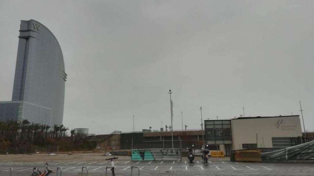 El solar en el que se tenía que construir el Hermitage junto al Hotel Vela / AROA ORTEGA