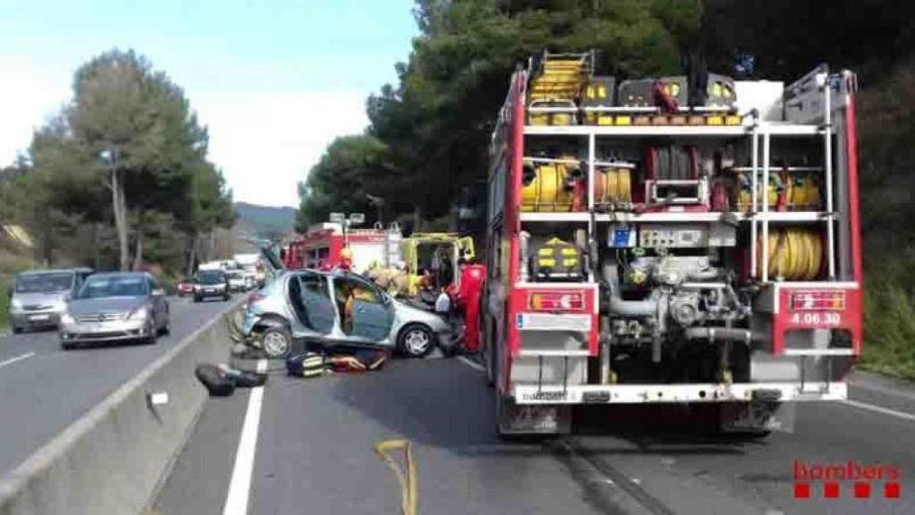 Varias dotaciones de los Bomberos en el accidente mortal en la C-37