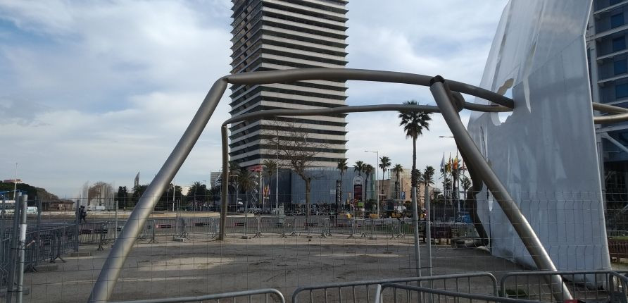 La escultura del 'David i Goliat', tirada en el suelo / JORDI SUBIRANA