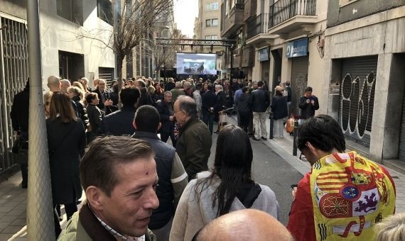 Ambiente esta mañana delante de la nueva sede de Vox en Barcelona / @LuisCLP342