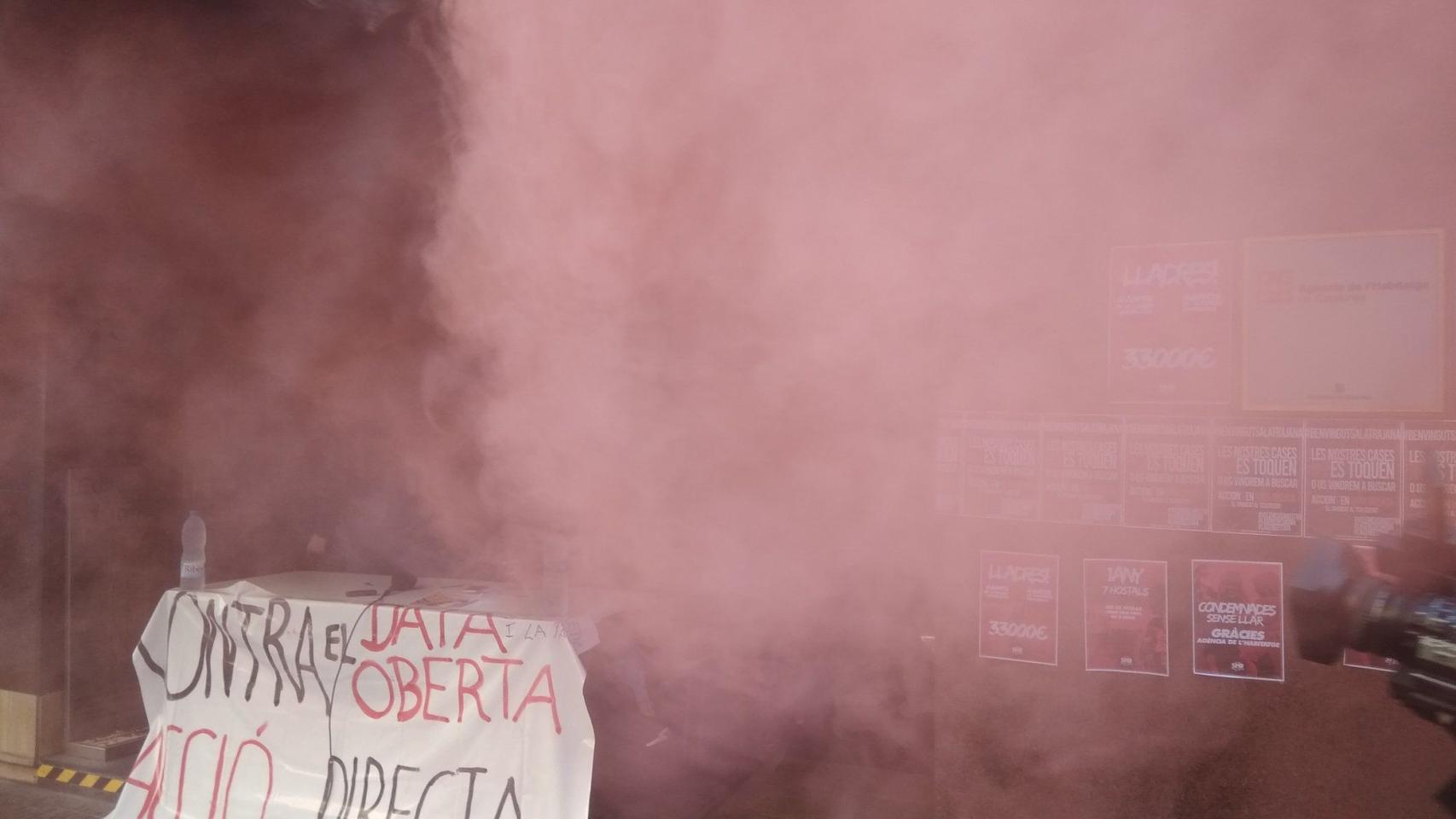 Ataque con bengalas a la sede de la Agència d'Habitatge de Catalunya / SINDICAT HABITATGE RAVAL