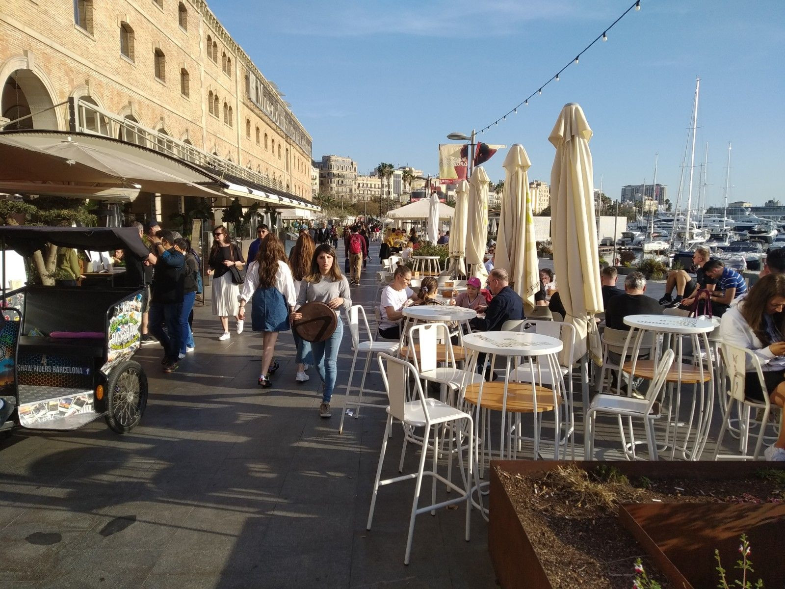 Terraza de un restaurante del Palau de Mar, antes de la crisis del coronavirus