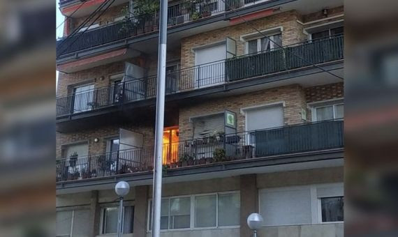 Piso incendiado en la calle de la Llacuna del distrito de Sant Martí 