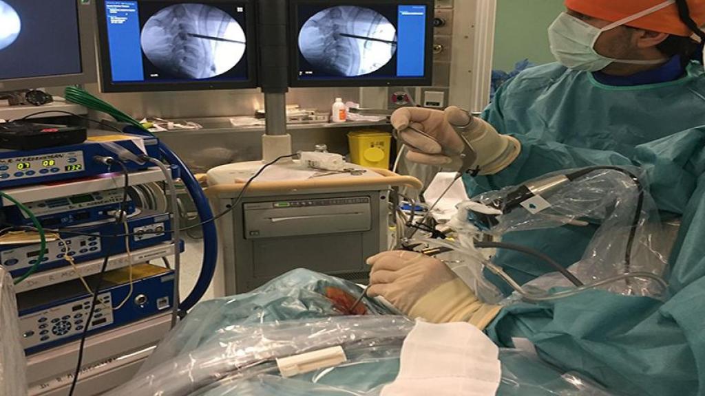 Una imagen del equipo de cirujanos e investigadores del Morgenstern Institute of Spine (MIS) del Centro Médico Teknon durante la intervención