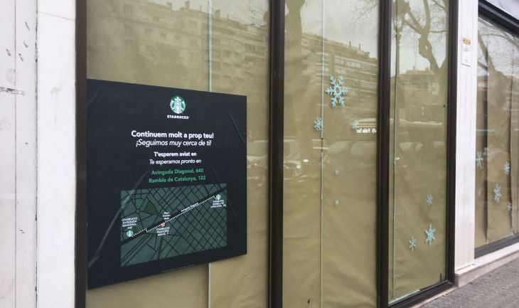 Exterior tapado del establecimiento de Starbucks en Francesc Macià / MA