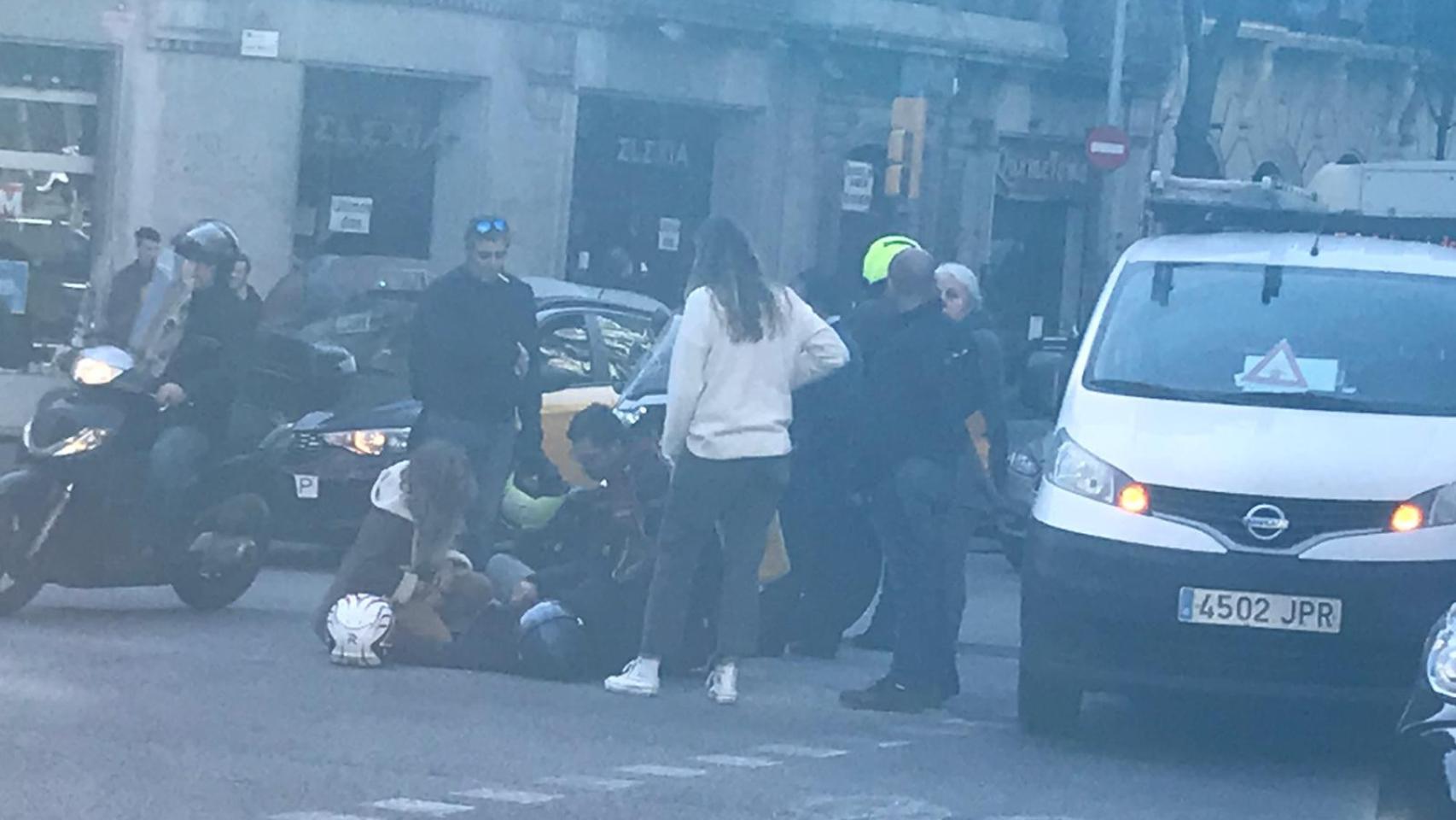 Imagen del motorista herido tras el choque con una furgoneta en la esquina de Muntaner con París / MA