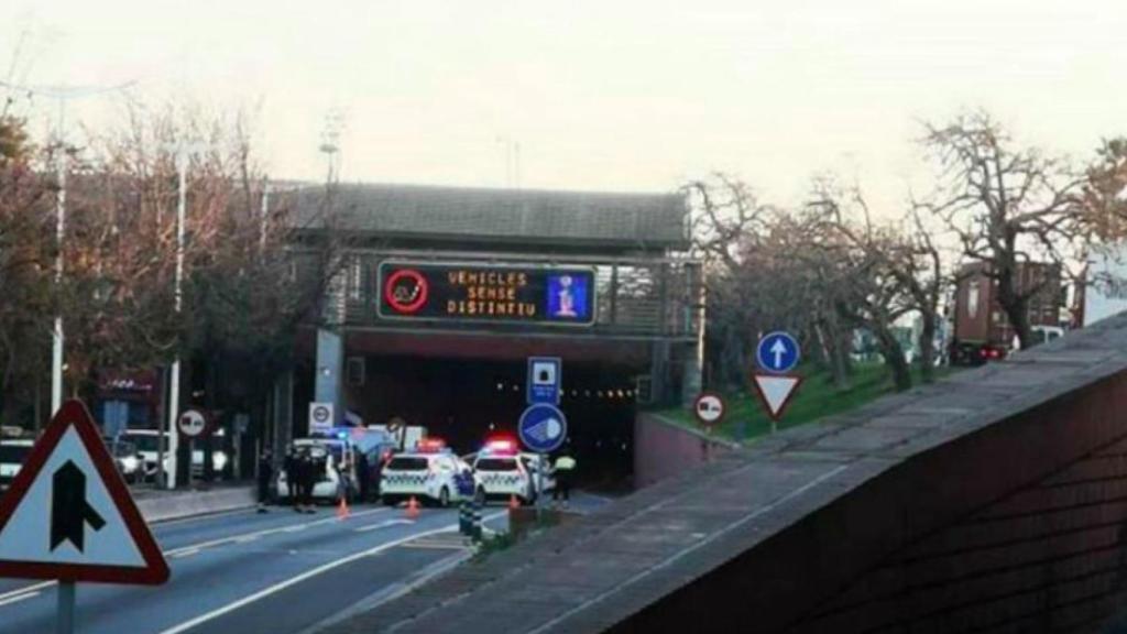 Accidente entre una moto y un camión en la Ronda Litoral / @antiradarcatala