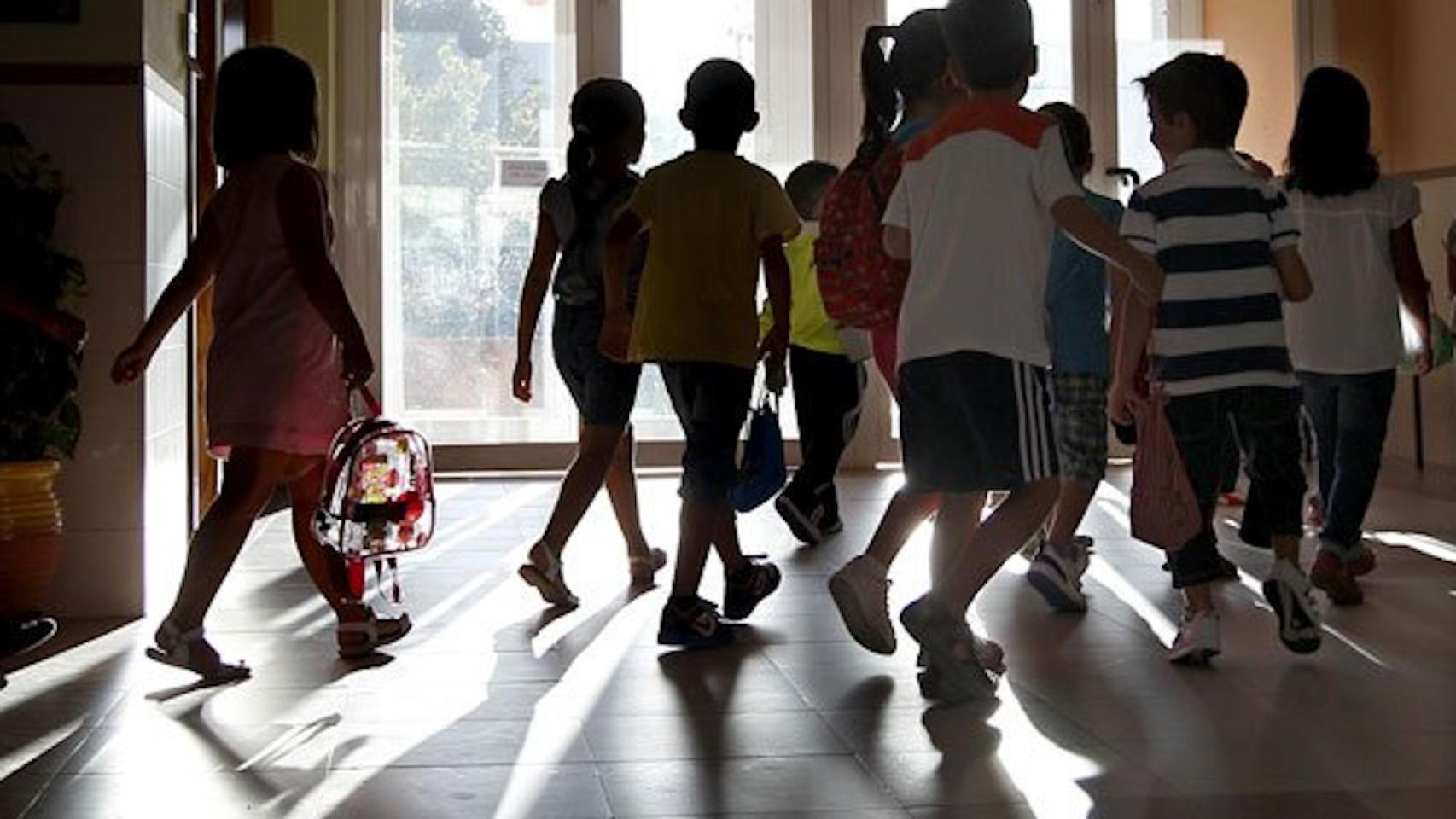 Niños entrando en una escuela / EFE