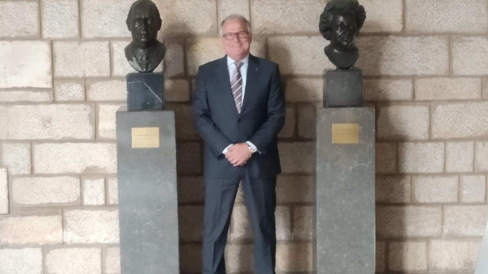 Josep Bou en el Ayuntamiento, entre los bustos de los condes de Barcelona / JORDI SUBIRANA