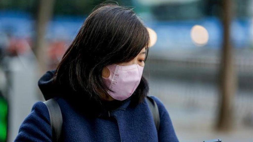 Una mujer china con mascarilla / EUROPA PRESS