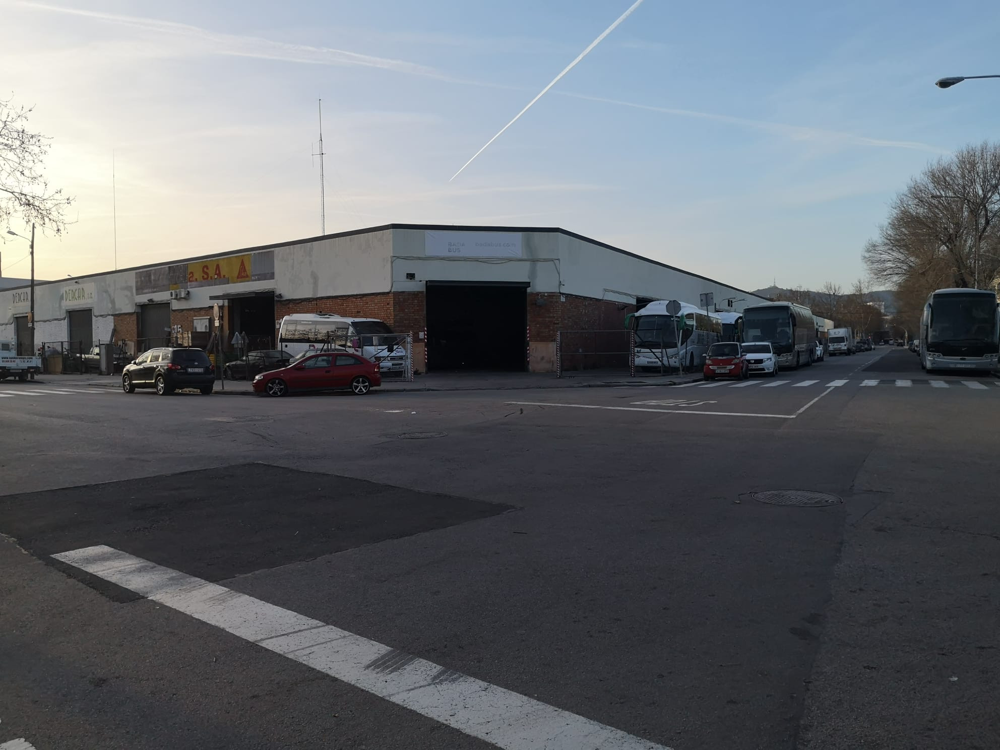 Cruce de calles en el barrio de la Marina del Prat Vermell, rodeado de industrias / G.A
