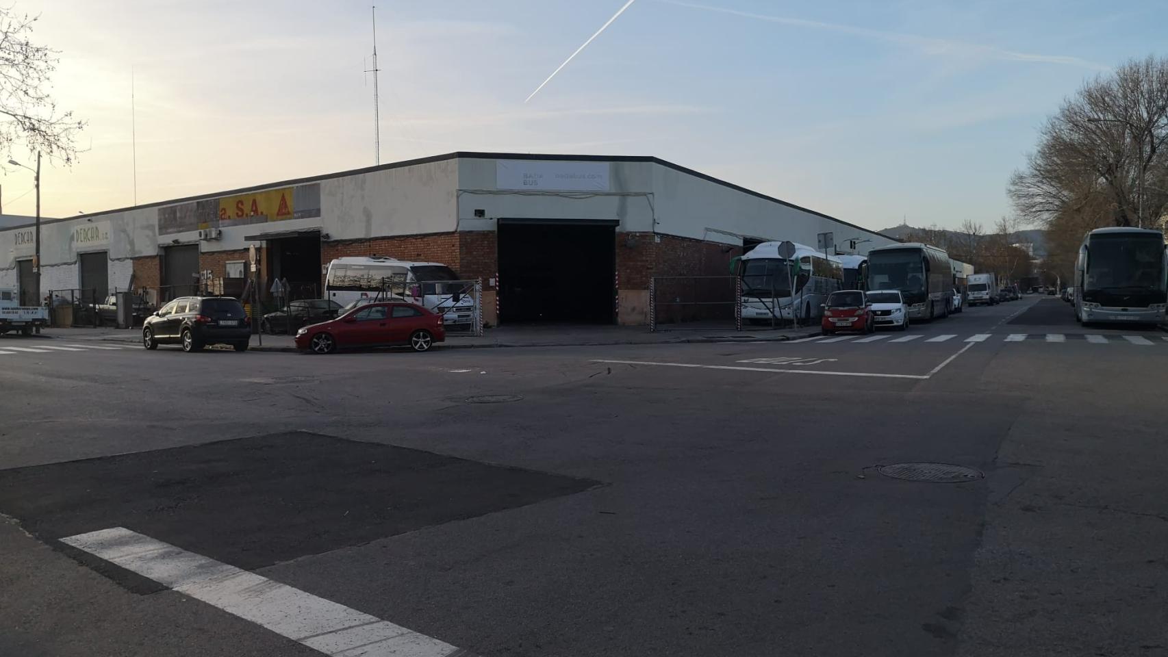 Nave industrial de la Zona Franca muy similar a la que han acudido los Mossos y la Urbana para desmantelar una fiesta ilegal en la que participaban 160 personas /
