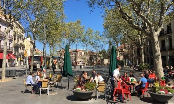 La plaza de Sarrià, impaciente por recuperar su biblioteca / MA