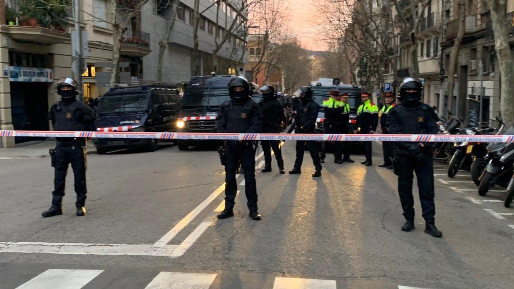 Agentes de los Mossos, junto al Bloc Llavors / TWITTER CUP CIUTAT VELLA