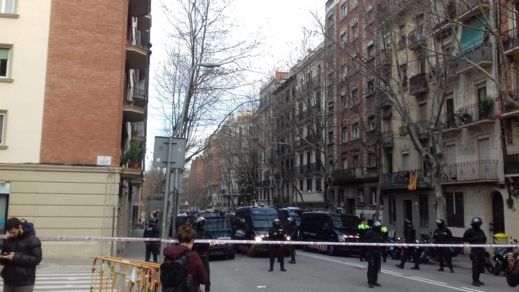 Gran despliegue policial por el desahucio del edificio Llavors del Poble-sec / TWITTER @Habitatge_HG