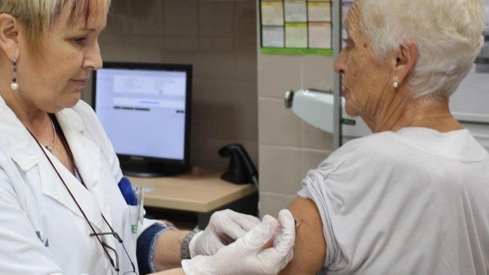 Una enfermera atienda a una paciente / EP