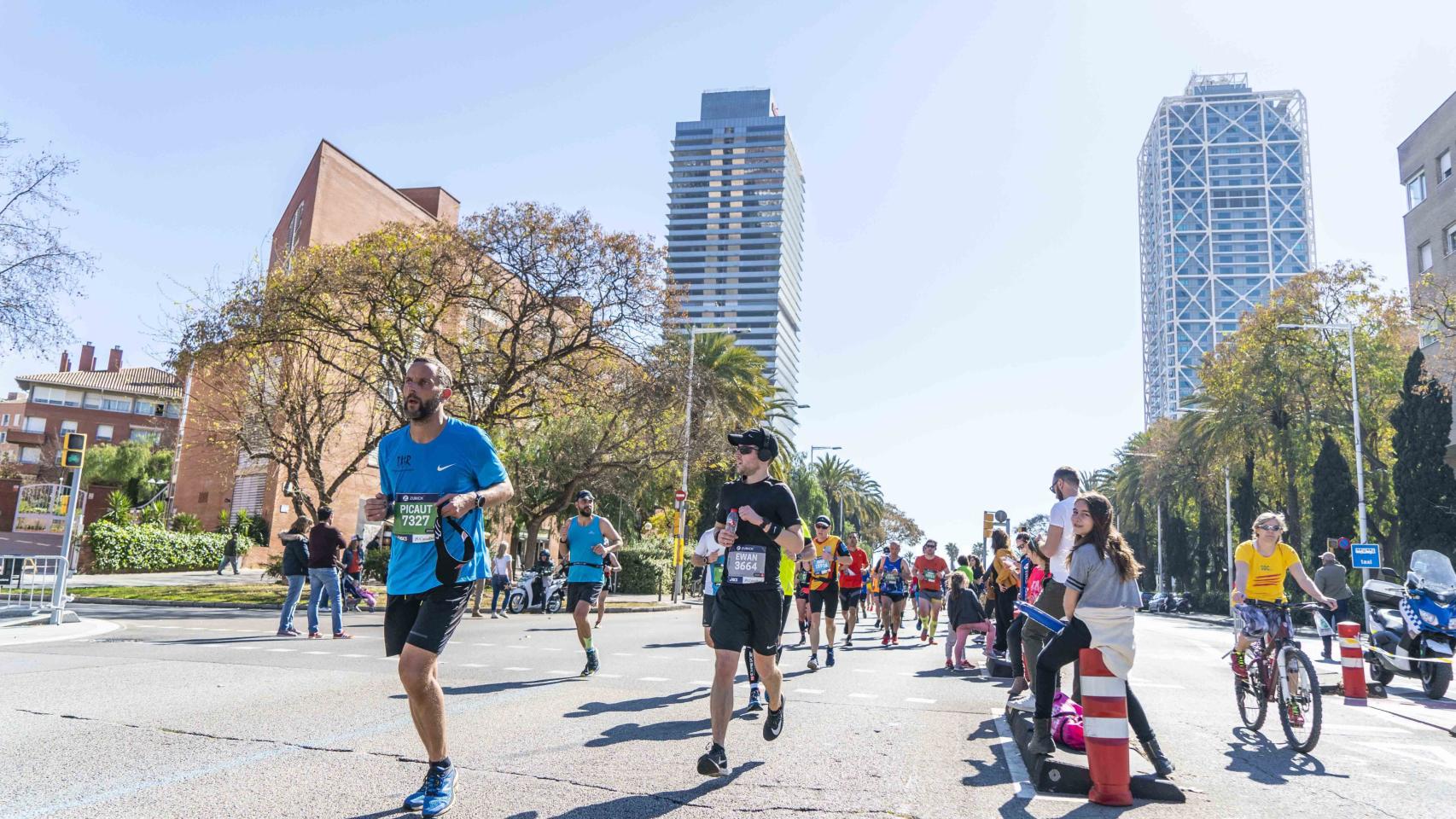 Corredores a su paso por la Vila Olímpica, el año pasado / ZURICH MARATÓ BARCELONA
