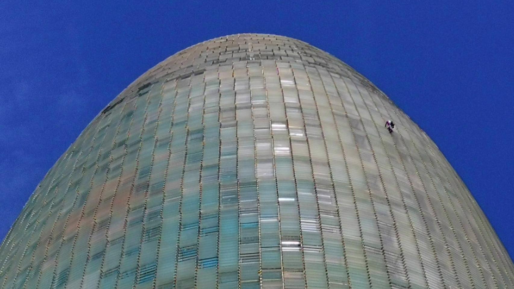 Un hombre escala la torre Glòries de Barcelona sin protección