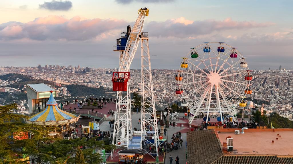 Panorámica del parque de atracciones Tibidabo con Barcelona de fondo