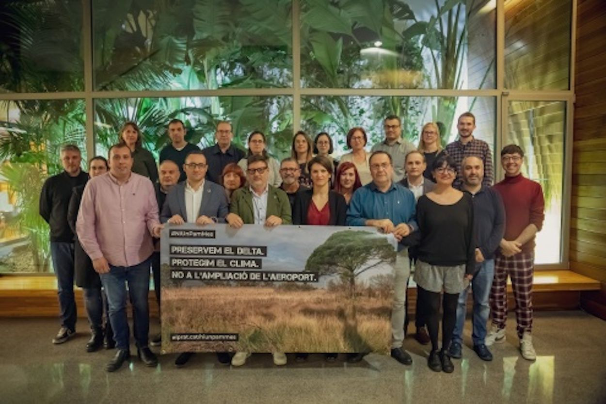 Imagen de los 25 concejales de El Prat posando contra la ampliación de la tercera pista del aeropuerto / AJ. EL PRAT