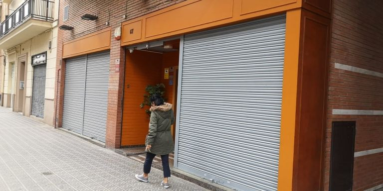 Entrada del club cannábico, en el 67 de Marquès de Sentmenat / GUILLEM ANDRÉS