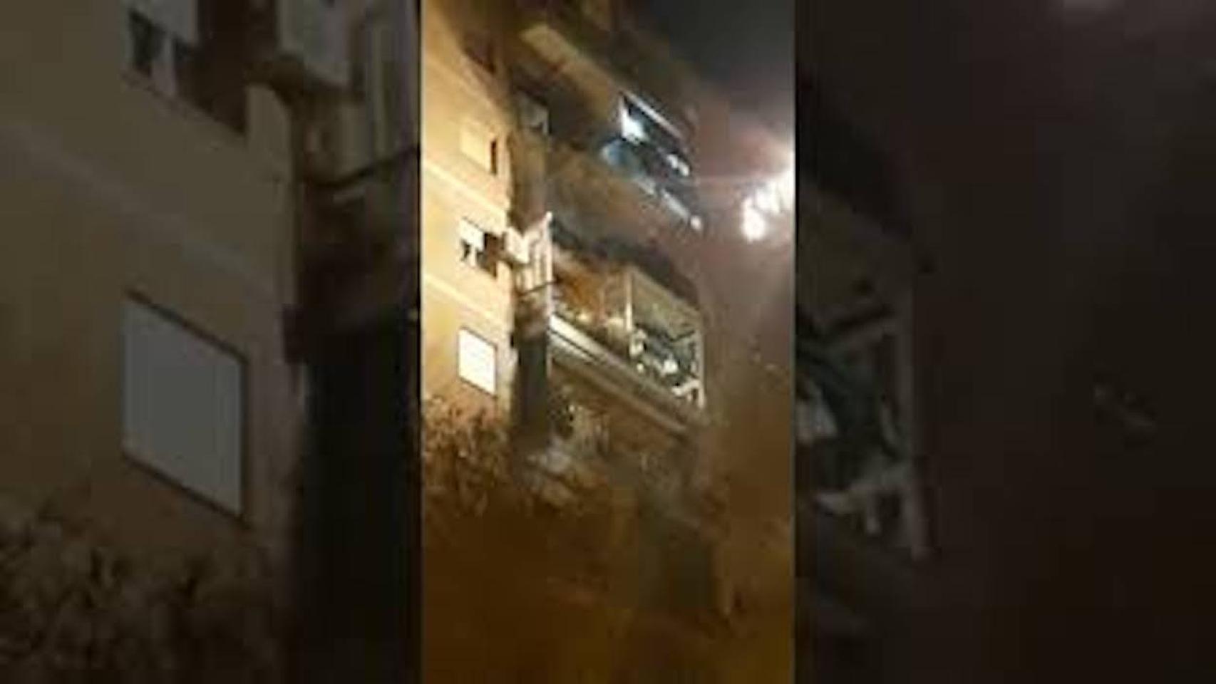 Captura de pantalla del vídeo de un vecino donde se muestran los instantes posteriores al derrumbe de los balcones