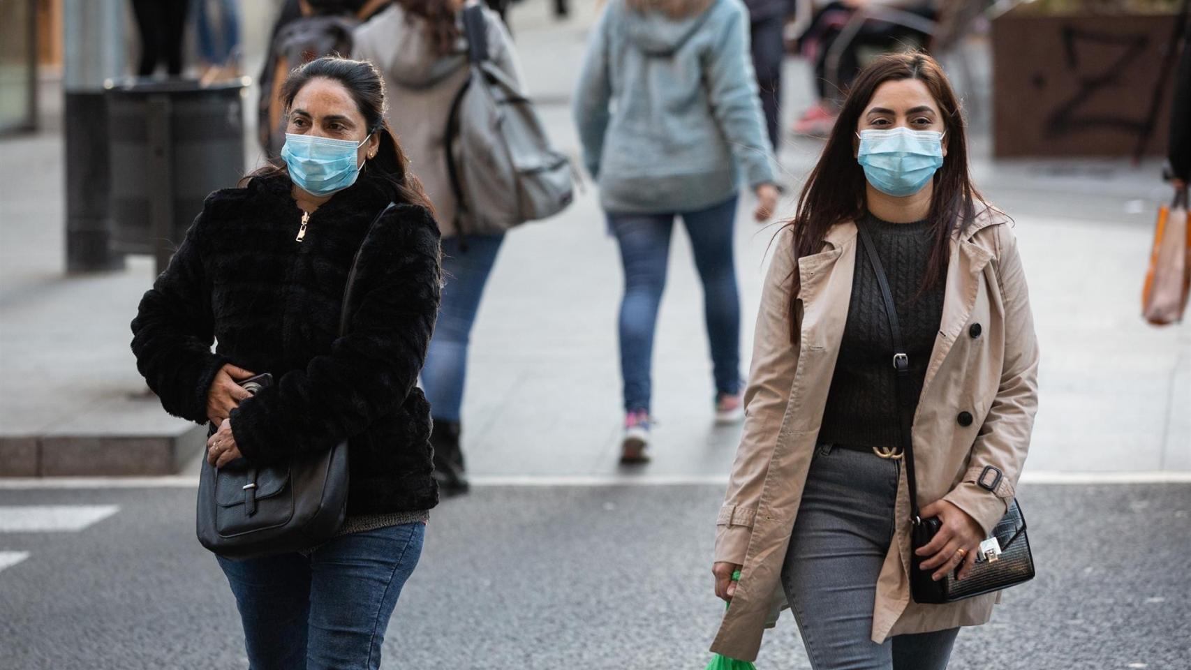 Mujeres con mascarillas por Barcelona, para protegerse del Covid-19 / EUROPA PRESS