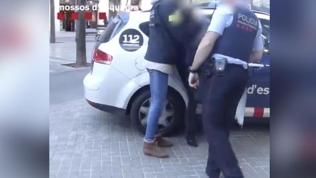 Captura de pantalla del vídeo de la detención de los ladrones que dejaron el coche mal aparcado / MOSSOS D'ESQUADRA
