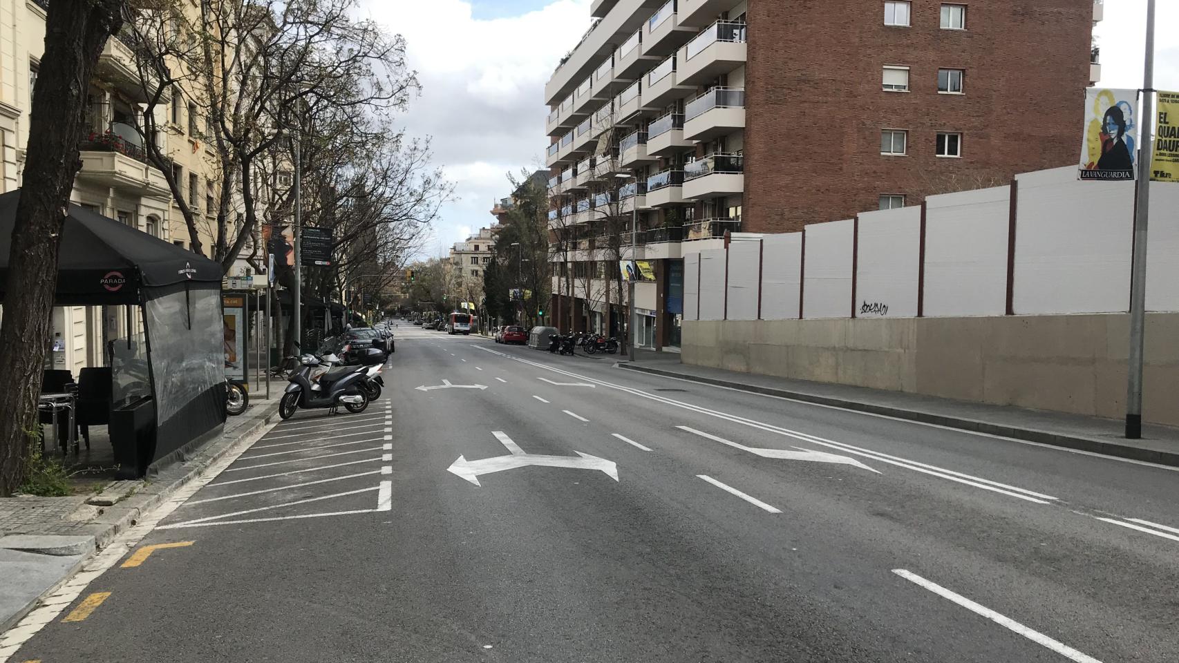 La calle Mandri, en el barrio de Sant Gervasi, vacía este domingo al mediodía / DF