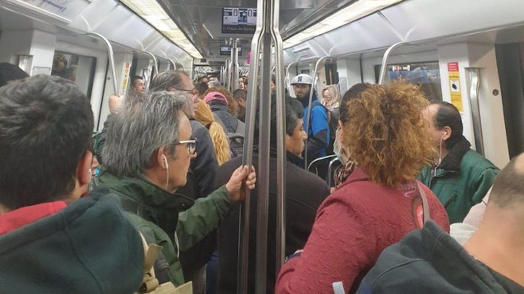Imagen del Metro de Barcelona este lunes por la mañana en hora punta / TWITTER