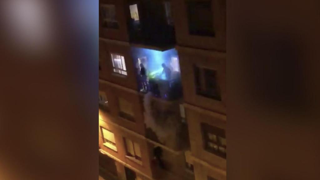 Captura de pantalla de uno de los mejores DJ sets de la cuarentena en un balcón / TWITTER