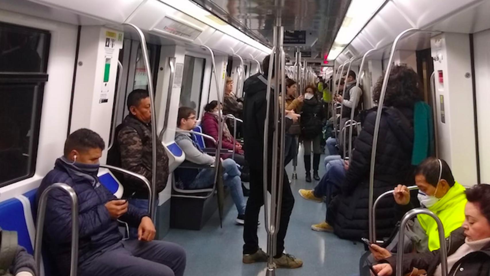 Imagen de un vagón de metro de la L5 bastante lleno de gente este martes por la mañana / SER CATALUNYA
